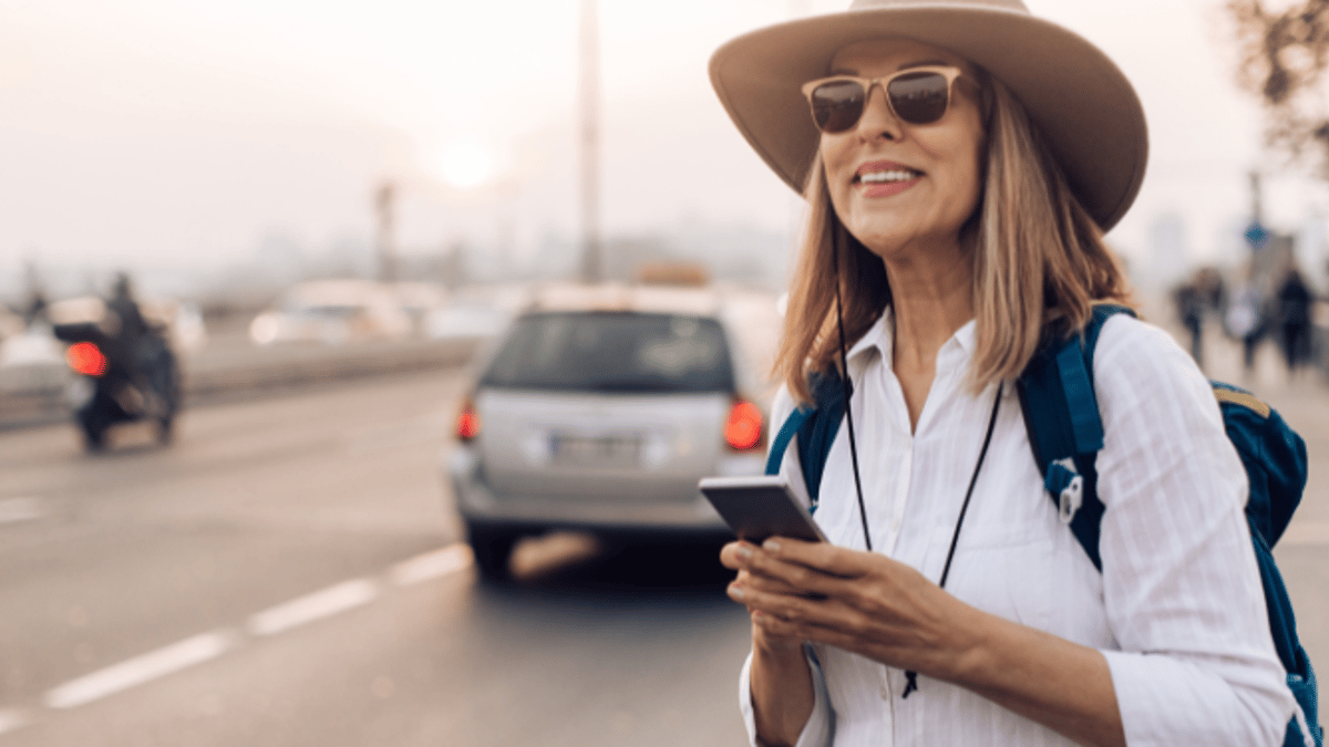 Viagem Solo Depois dos 50: Por Que Cada Vez Mais Gente Está Viajando Sozinha